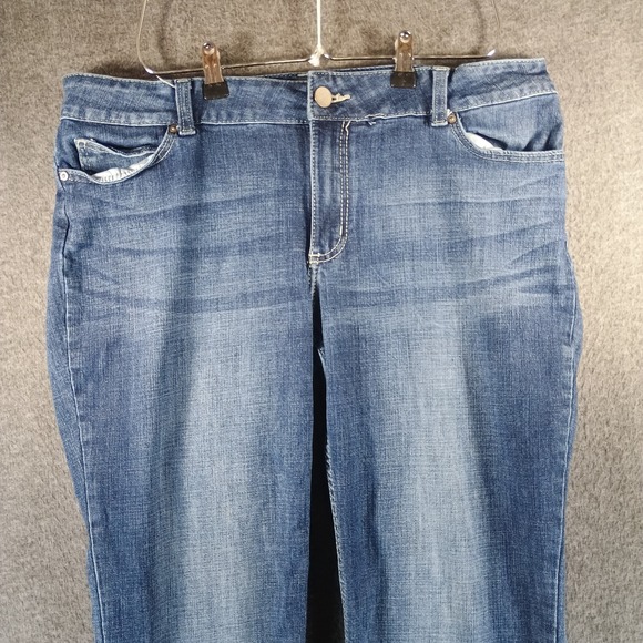 Wrangler Mid Rise Straight Leg Jeans Womens 17/18x34 Medium Wash Blue - Picture 2 of 11
